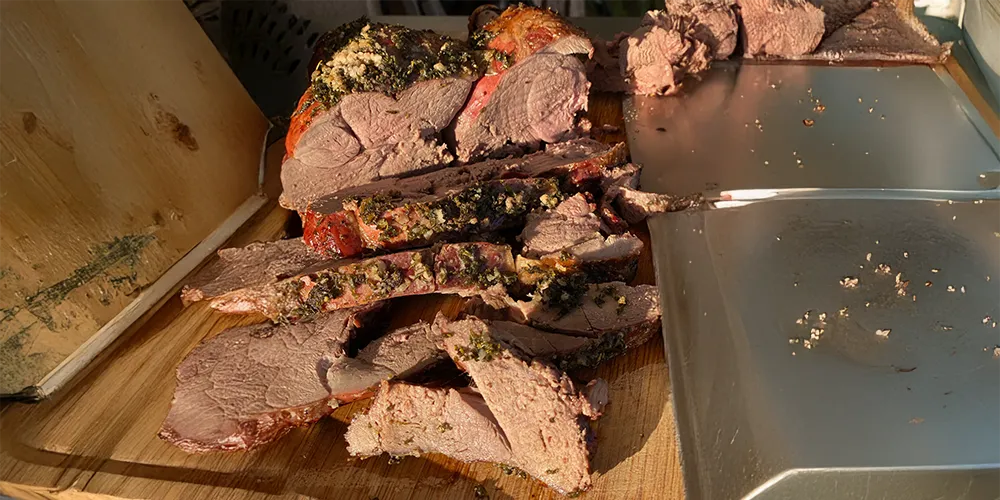 Rehkeule mit Kraeutermarinade auf Schneidebrett