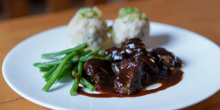 Wild Gulasch mit grünen Bohnen auf Teller