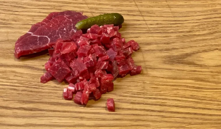 Wagyu Tatar in Stücken auf Holzbrett