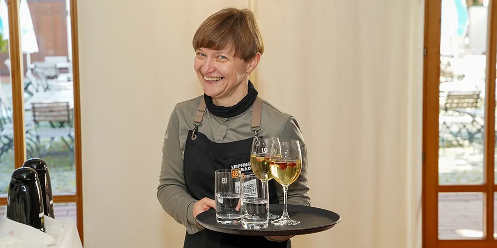 Person trägt Tablett mit Speisen