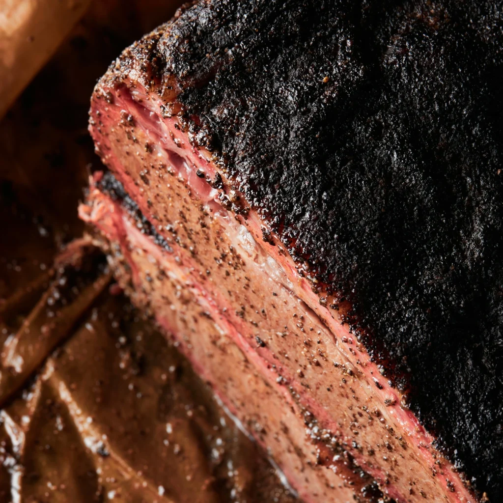 Wagyu Brisket fertig aus dem Smoker und aufgeschnitten.