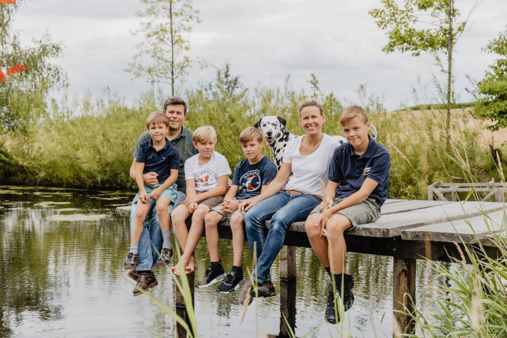 Familie Bader Auf Einem Steg