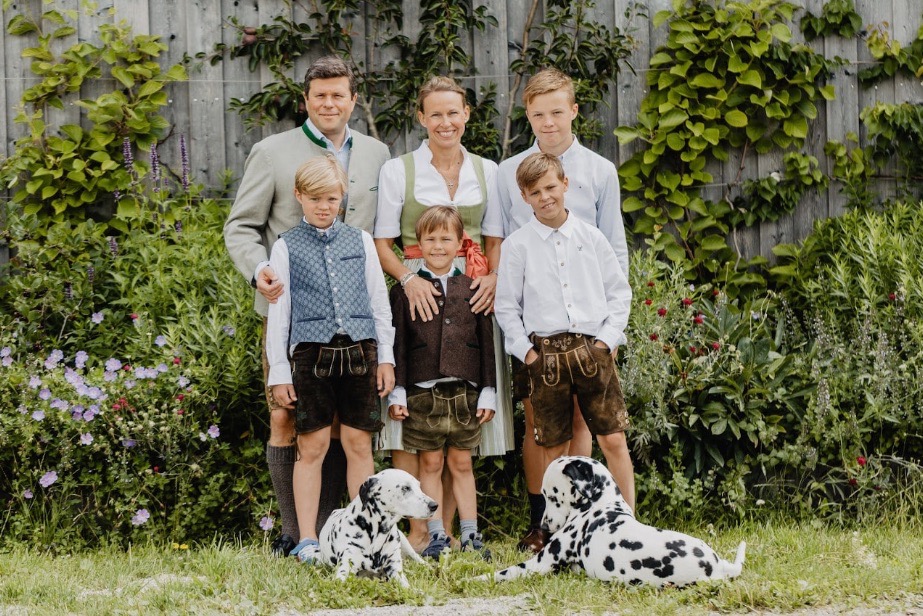 Familie Bader Auf Einer Wiese